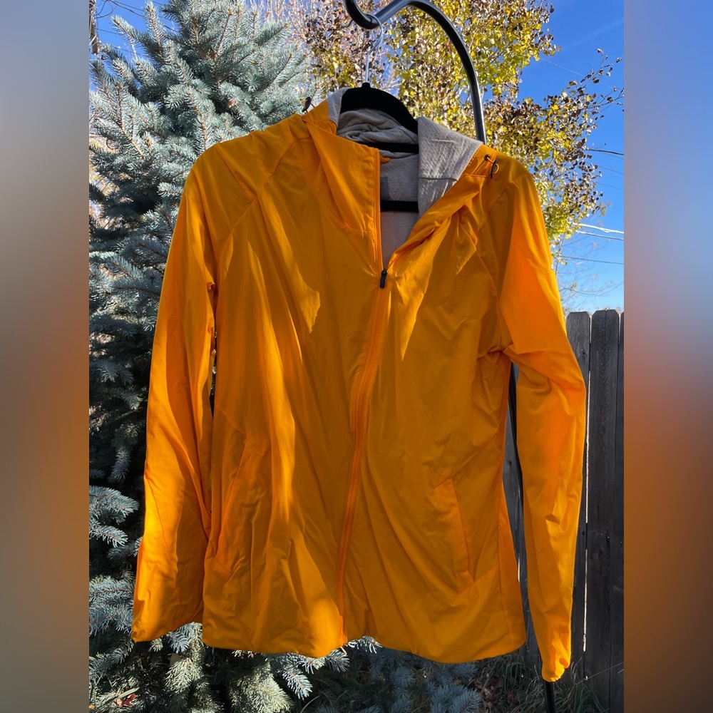 Icebreaker lined yellow hooded windbreaker in medium.